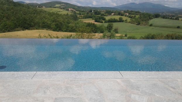 Piscine bordo sfioratore infinity